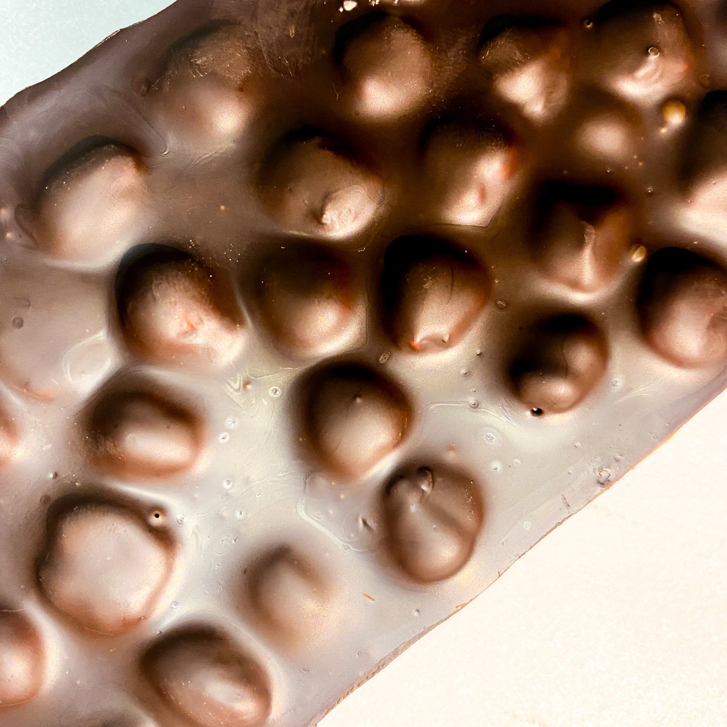 Tavoletta nocciolata con cioccolato 60% Noir Superior e nocciole